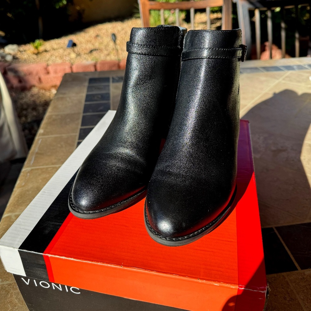 Vionic Upright Upton Booties